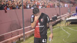 No se contuvo. El mediocampista se retira de la cancha sin ocultar las l&aacute;grimas, mientras el p&uacute;blico lo despide con una ovaci&oacute;n.