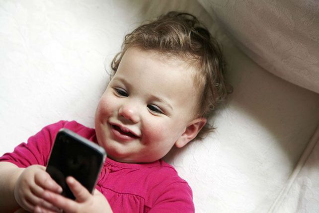 Virtualidad peligrosa. Muchos padres les ofrecen a sus bebés los celulares para entretenerlos.&nbsp;