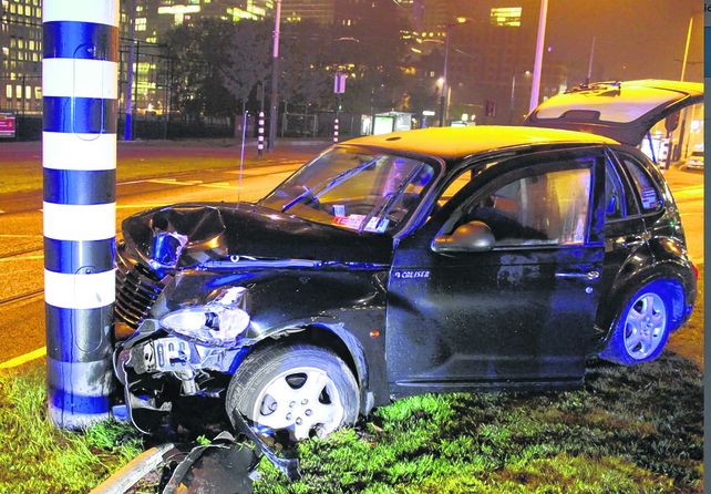 El impacto. El auto de alquiler que trasladaba al delantero argentino hacia el aeropuerto de Amsterdam chocó de frente contra una columna. Según versiones