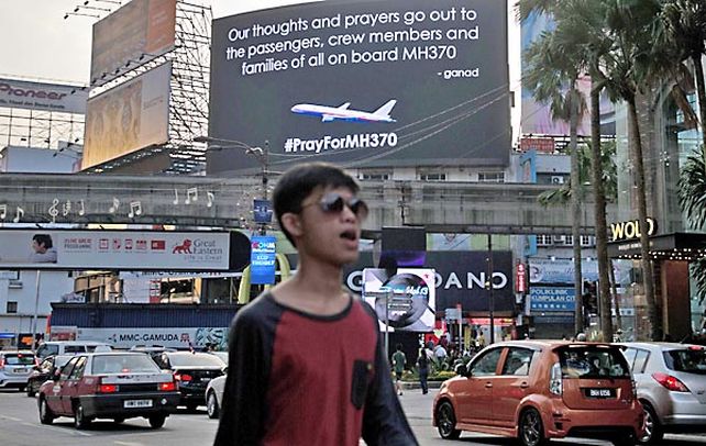 La cuenta regresiva. Una pantalla refleja la búsqueda del vuelo MH370 de Malaysia Airlines