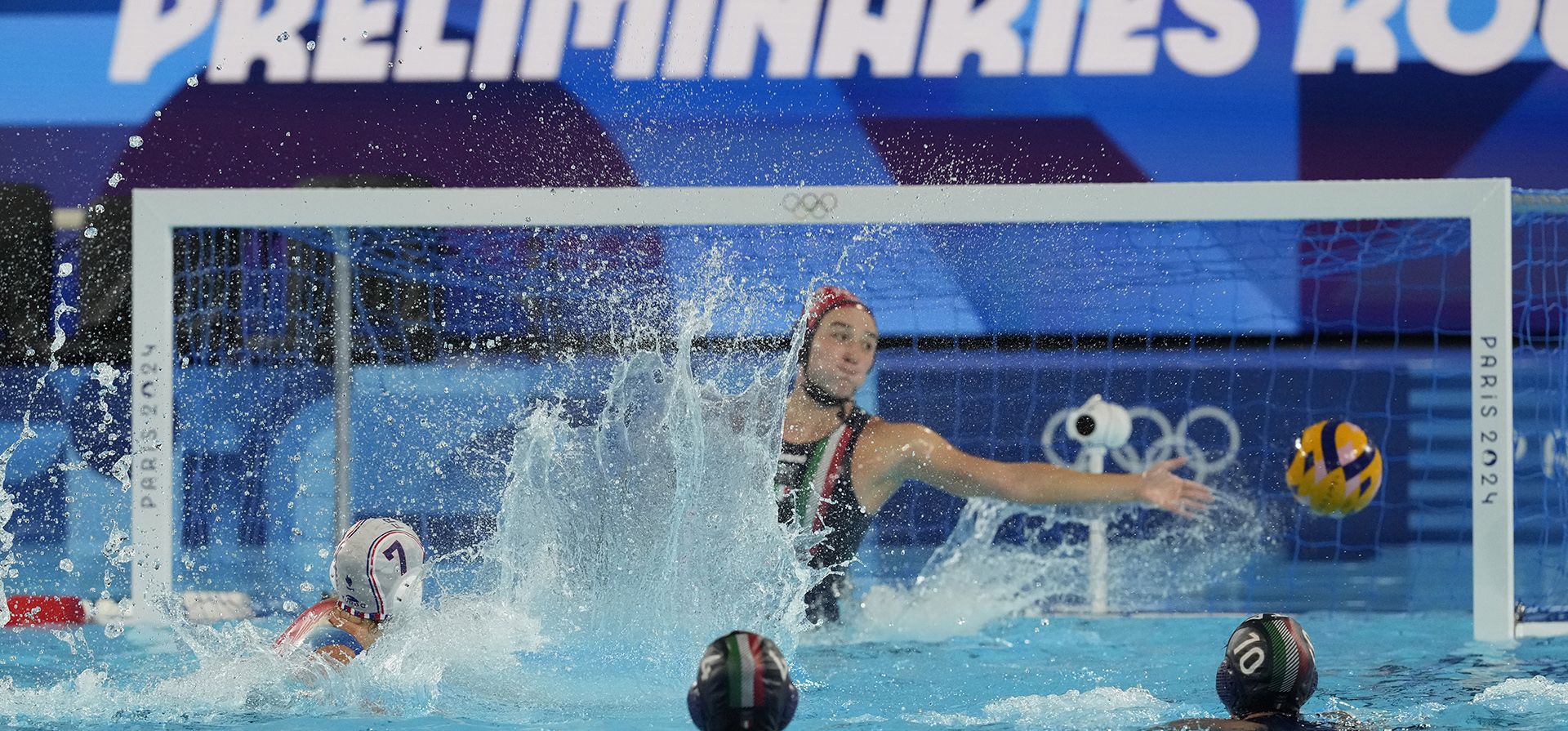 La guardameta italiana Caterina Banchelli (centro) no logra detener un gol de la francesa Juliette Dhalluin durante un partido preliminar del Grupo B de waterpolo femenino entre Francia e Italia en los Juegos Olímpicos de Verano de 2024, el lunes 29 de julio de 2024, en Saint-Denis, Francia. (Foto AP/Luca Bruno) La guardameta italiana Caterina Banchelli (centro) no logra detener un gol de la francesa Juliette Dhalluin durante un partido preliminar del Grupo B de waterpolo femenino entre Francia e Italia en los Juegos Olímpicos de Verano de 2024, el lunes 29 de julio de 2024, en Saint-Denis, Francia. (Foto AP/Luca Bruno)