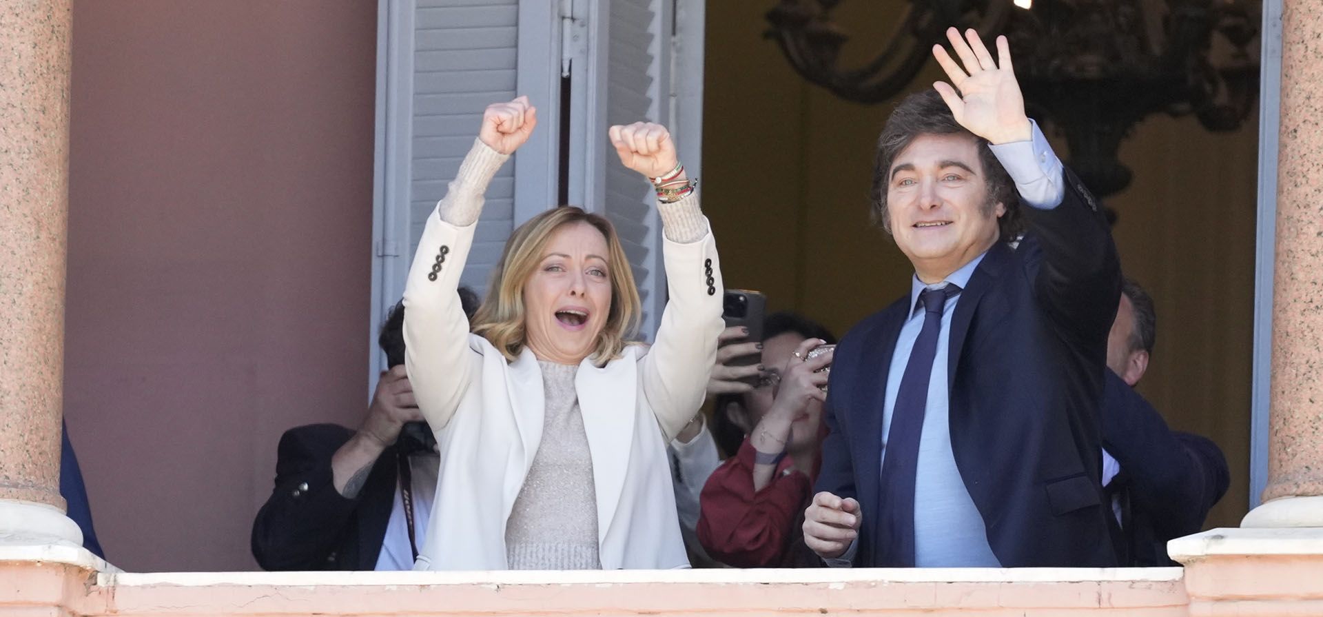 El presidente argentino Javier Milei y la primera ministra italiana Giorgia Meloni saludan desde un balcón de la casa de gobierno, en Buenos Aires, Argentina, el miércoles 20 de noviembre de 2024. (Foto AP/Natacha Pisarenko)
