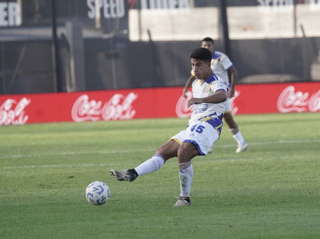 Kevin Ortiz, en el empate de Central ante Deportivo Riestra. Es uno de los dos partidos que tiene en el torneo, ambos ingresando desde el banco.