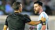 El eje de la discordia. Leo Messi dialoga con el asistente brasileño Emerson de Carvalho, en el partido con Chile.