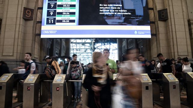 Con aumentos de 45%, el boleto de colectivo en Buenos Aires pasa a $77 y del tren a $38