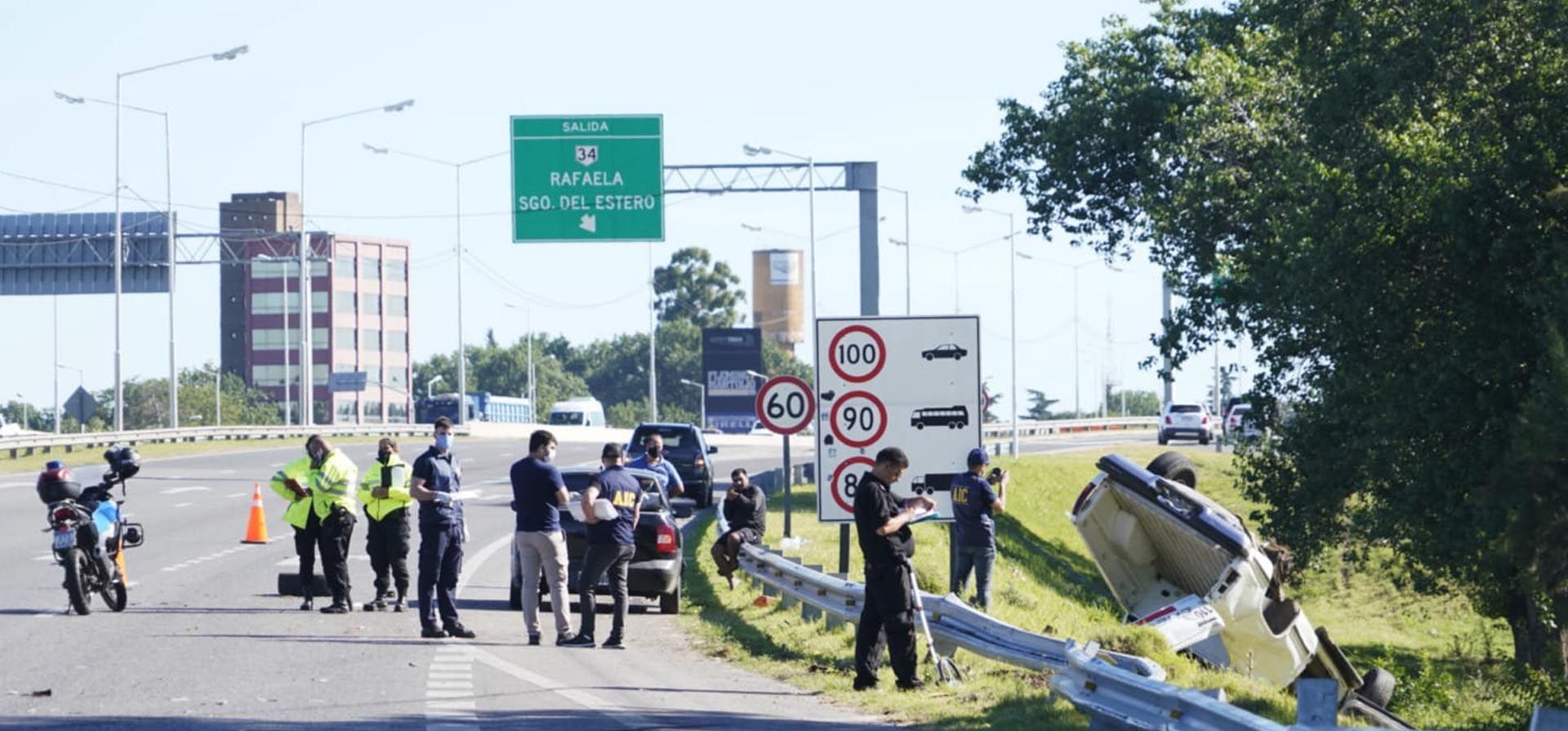 Un hombre murió al salir despedido de la camioneta que conducía tras impactar contra un guardarrail y despistarse. Sucedió este viernes a la madrugada en la Circunavalación en el tramo entre Sorrento y Baigorria. Foto: Virginia Benedetto / La Capital