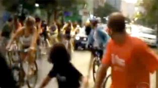 Conductor desquiciado levant&oacute; por el aire a un grupo de ciclistas y dej&oacute; nueve heridos (Video)