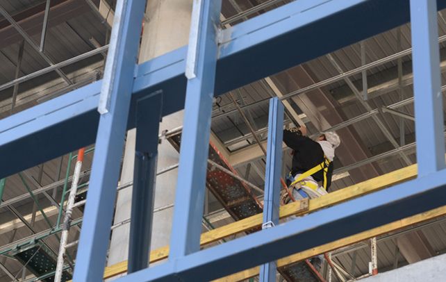 a full. Un operario ultimaba ayer domingo los detalles de terminación sobre la estructura de aluminio ubicada en la segunda planta del edificio.
