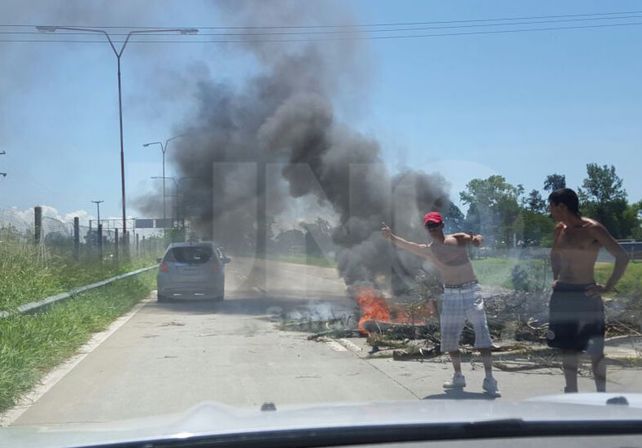 Siguen los cortes y piquetes de los vecinos en los accesos a Santa Fe por falta de luz