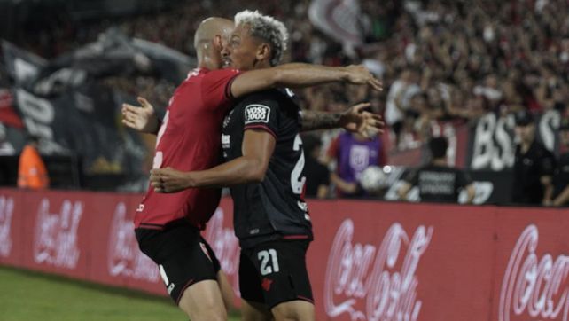 Luciano Herrera y Cocoliso celebran el primero de Newells ante Boca.