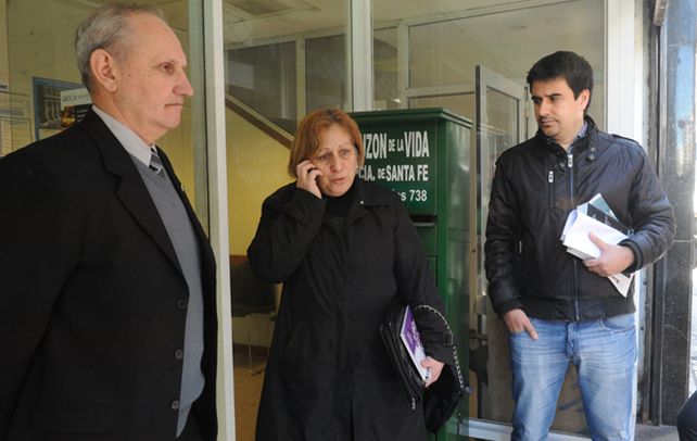 Con apoyo. Adriana Abaca fue acompañada a la Fiscalía Federal por su esposo y el diputado provincial Eduardo Toniolli.