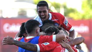 En la vuelta de Lucas Barrios, el Bicho atendió al Santo sanjuanino