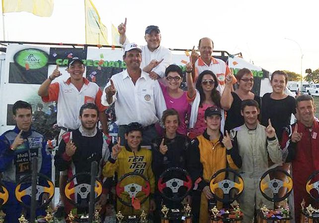 Los ocho campeones que arrojó la temporada 2015 del Karting Entrerriano posaron tras la actividad.