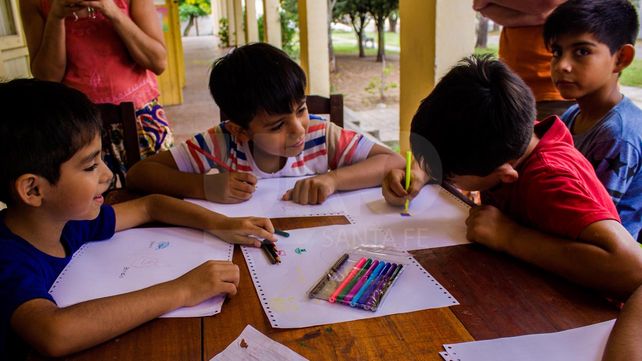 Seis vitrinas exhiben el arte y las creaciones de los niños del oeste