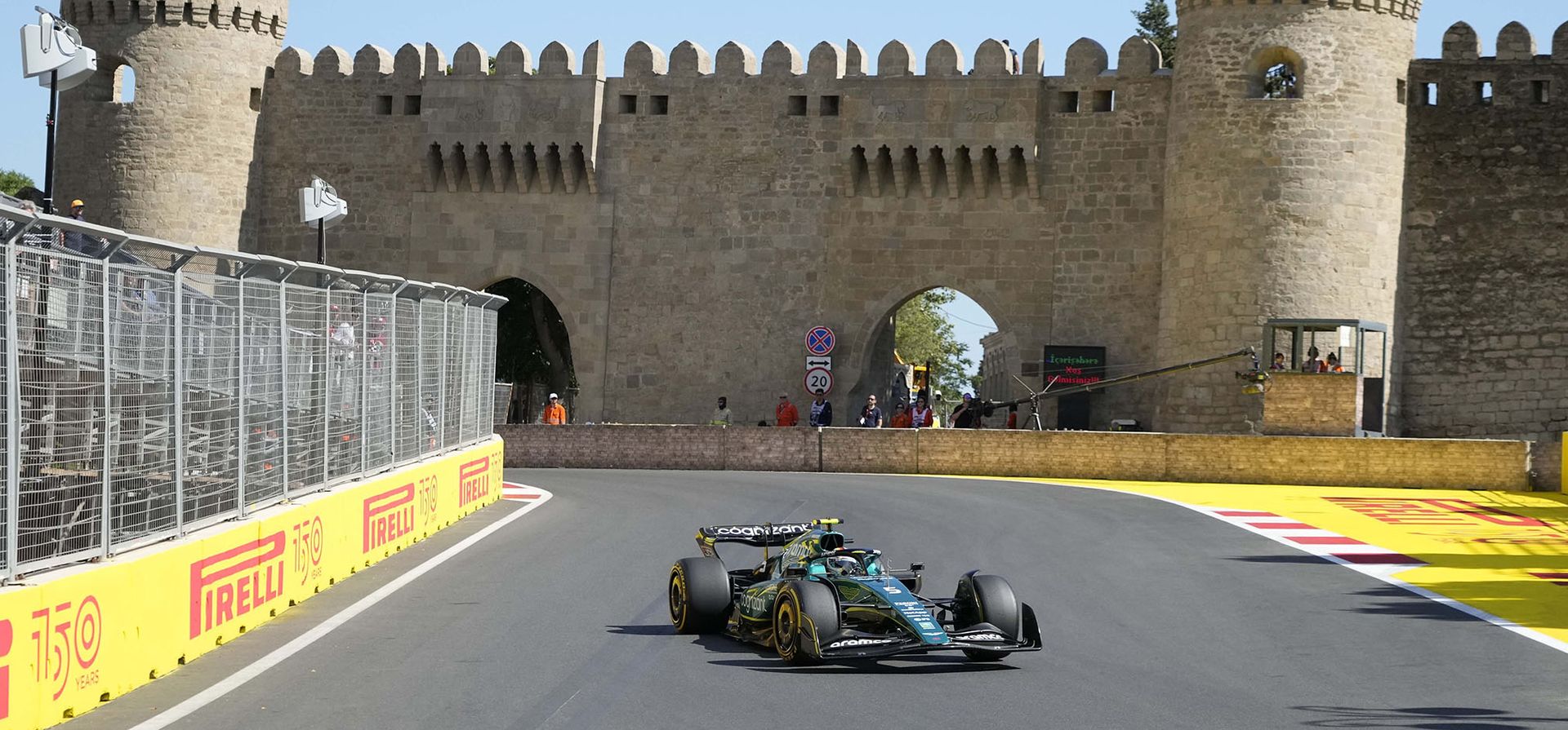 El piloto alemán de Aston Martin, Sebastian Vettel, conduce su automóvil durante la primera práctica libre en el circuito de Bakú, Azerbaiyán. El Gran Premio de Fórmula Uno se llevará a cabo el domingo.