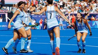 Albertario festeja uno de los tantos de Las Leonas.