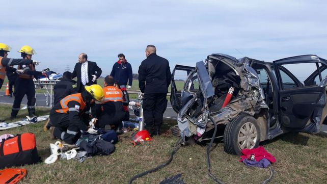 Policías y bomberos de la zona trabajan en la atención de los heridos.&nbsp;