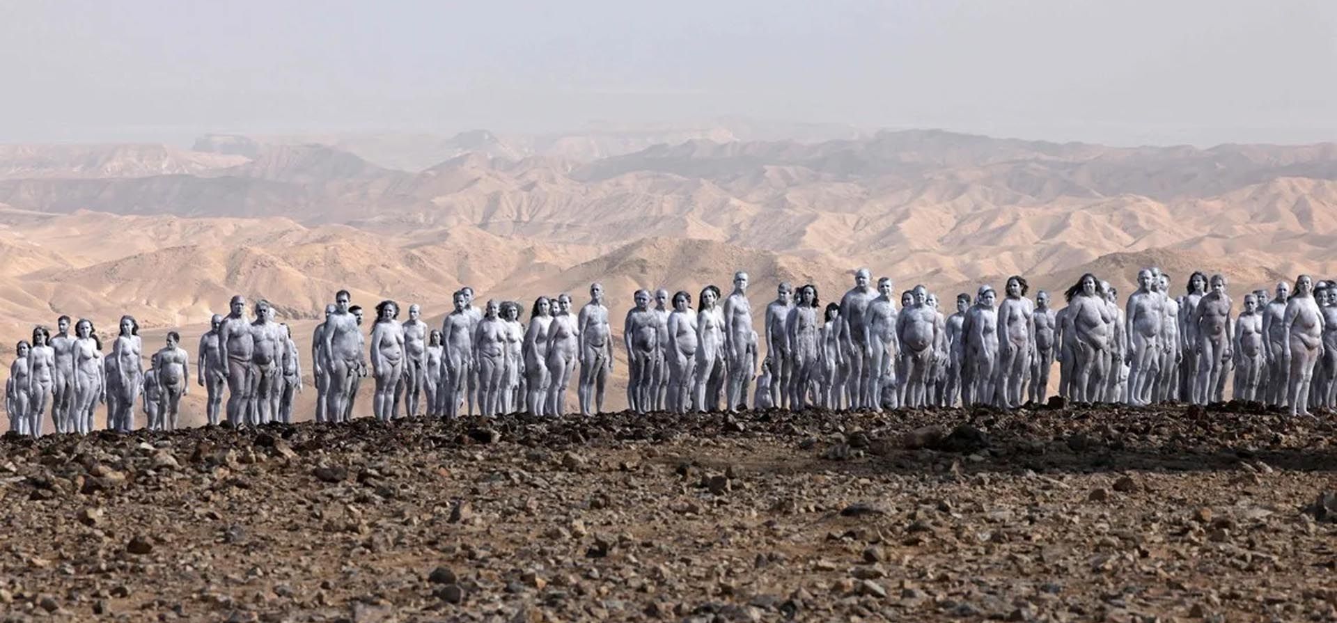 Los participantes posan desnudos para el fotógrafo de arte estadounidense Spencer Tunick, que trabaja en una instalación fotográfica en el paisaje desértico que rodea la ciudad de Arad, en el sureste de Israel, el 17 de octubre de 2021. Foto: AFP
