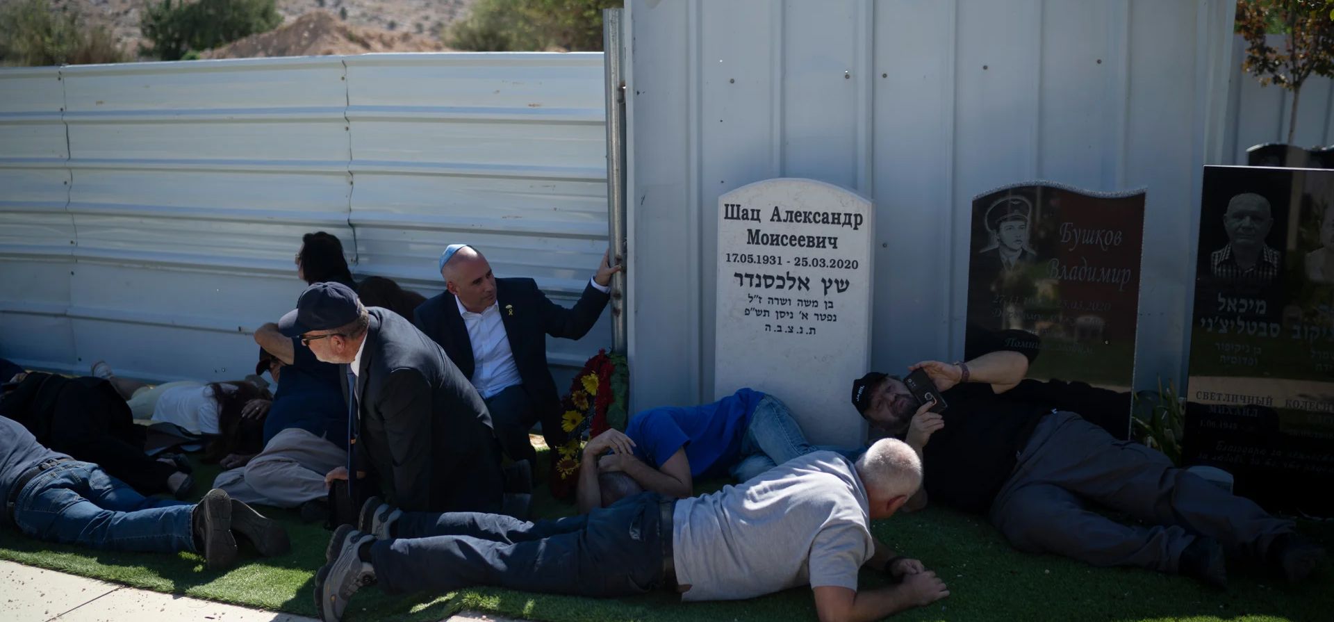 La gente se refugia en el cementerio de Tel Regev mientras una sirena advierte de la llegada de cohetes durante el funeral de Alexei Popov, quien murió en un ataque con cohetes disparado desde el Líbano el fin de semana pasado, Haifa, Israel. Fotografía: Léo Corrêa/AP La gente se refugia en el cementerio de Tel Regev mientras una sirena advierte de la llegada de cohetes durante el funeral de Alexei Popov, quien murió en un ataque con cohetes disparado desde el Líbano el fin de semana pasado, Haifa, Israel. Fotografía: Léo Corrêa/AP