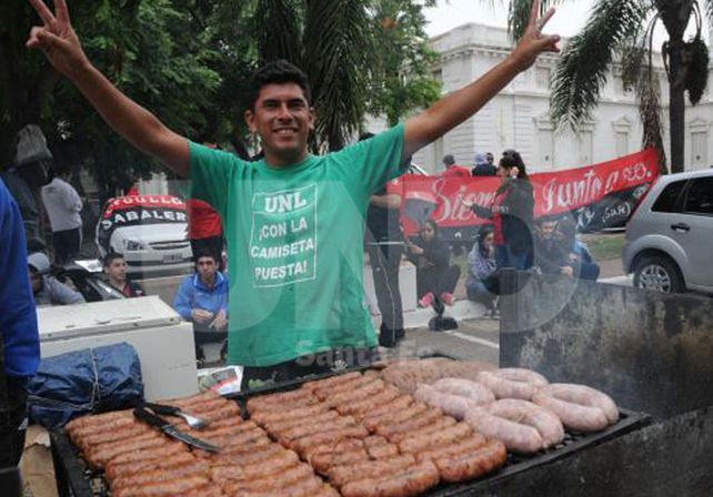 La previa del clásico: a puro chori, asado y amigos