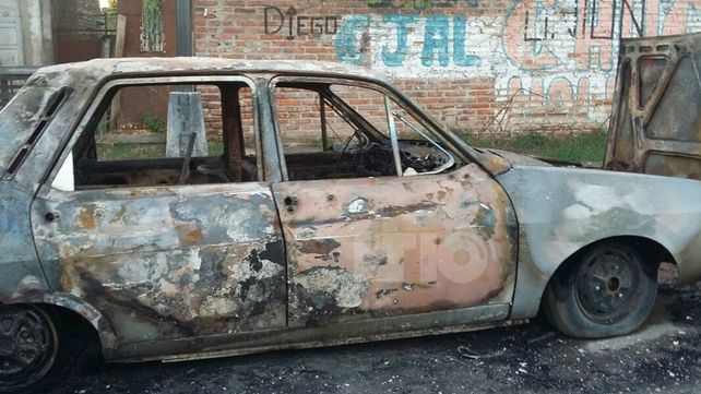 Quemaron un auto en Santa Rosa de Lima