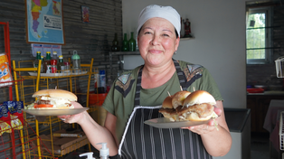 El bar que funciona dentro de un semiacoplado y prepara comidas caseras en medio de la ruta