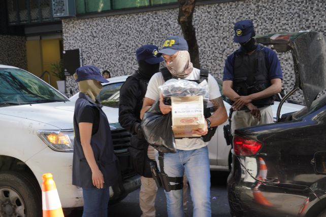 Efectivos de la ACP transportan parte de lo secuestrado en los diez allanamientos ordenados por el fiscal Miguel Moreno.