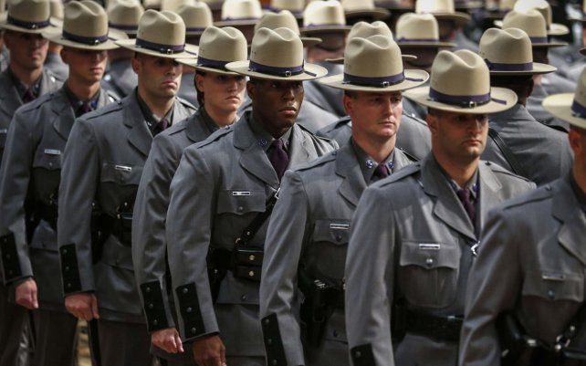 En esta fotografía de archivo del 17 de julio de 2014, nuevos policías estatales se paran durante la ceremonia de graduación número 201 de la Policía del Estado de Nueva York en el Centro de Convenciones Empire State Plaza en Albany, Nueva York.