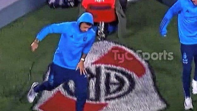 El gesto de Leandro Paredes con el escudo de River Plate.