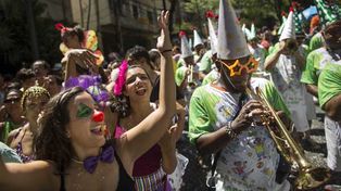 Con un besazo se inicia la previa del carnaval que pondrá a danzar a un país