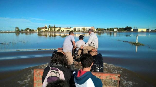 Complicados. Algunos pobladores se tuvieron que evacuar en tractor. (Gentileza FM Dale! de Venado Tuerto)