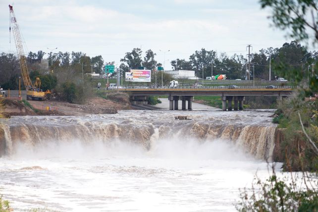 Las lluvias dilatan el avance de las defensas en la cascada del Saladillo