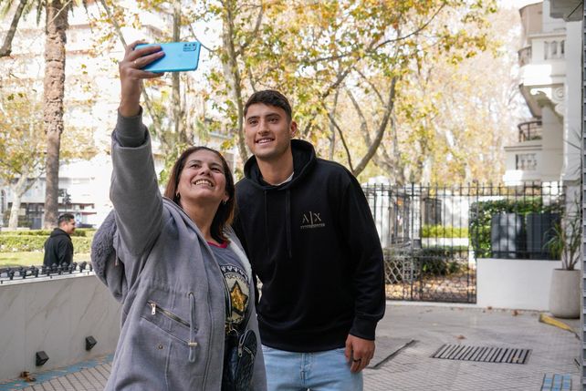 El goleador, que está de regreso, se saco fotos con los hinchas antes de la revisión médica. Este jueves lo presentan.