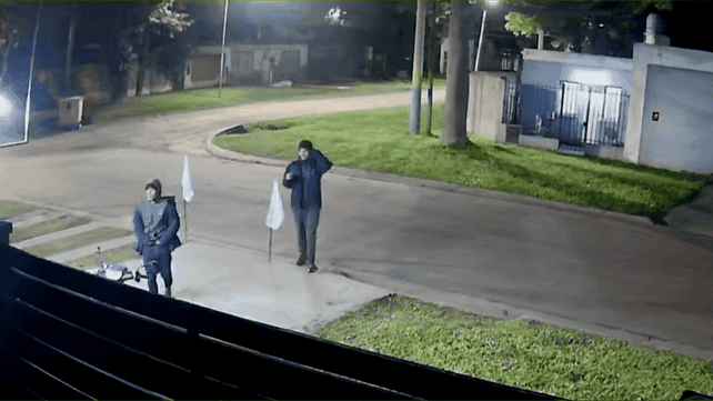 La cámara de vigilancia de la vivienda captó a los presuntos ladrones.
