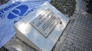 La placa en la Plaza del Soldado que lleva el nombre del fotógrafo José Luis Cabezas