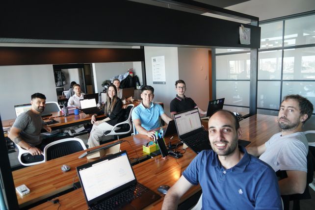 Parte del equipo de ZLT en las oficinas de la empresa en Puerto Norte.