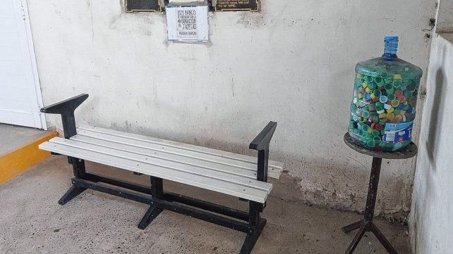 El Club de Leones Paraná Parque Urquiza recibió de la empresa Quanta un banco de tapitas recicladas