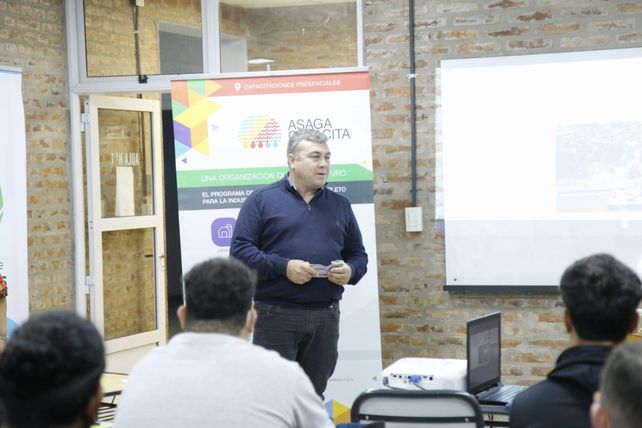 Cursos. El jefe comunal Fiorenza acompaña a los jóvenes timbuenses.