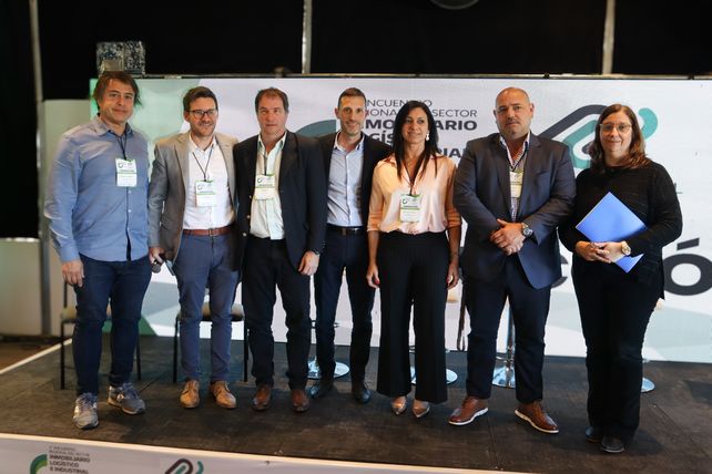 El equipo del municipio logró la transformación productiva en Pérez. Más de 50 empresas locales y 1.800 empleos formales gracias a la ordenanza Vincular y el Parque Industrial Metropolitano.
