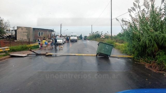 Video: corte de calle de vecinos por la inundación de sus casas