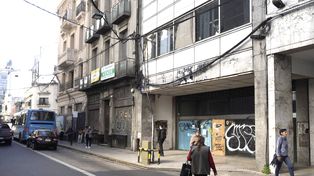 El edificio que el Banco Nación puso a la venta lleva dos años cerrado.