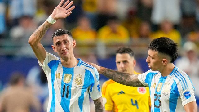 Ángel Di María saluda emocionado. Fue la despedida soñada de la selección argentina, con cuatro títulos bajo el brazo.