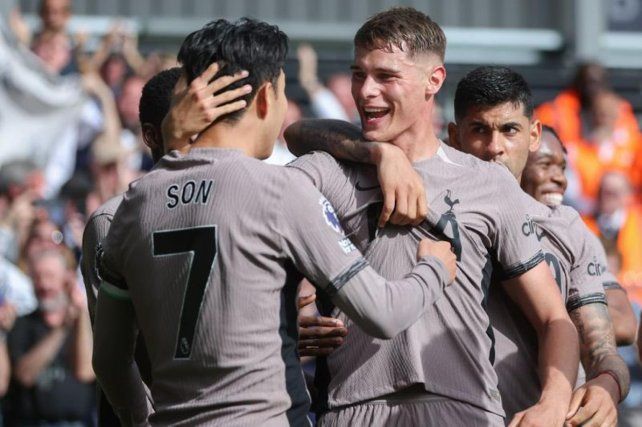 El Tottenham de Cuti Romero y Véliz venció al Luton y es líder de la Premier