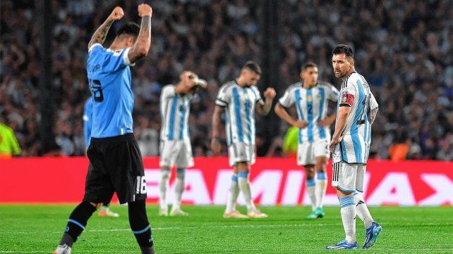 Argentina cayó con Uruguay en su último partido en La Bombonera.