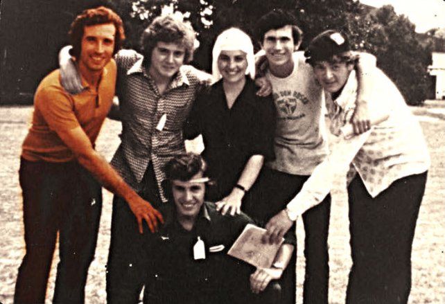 Miguel Ángel Nicolau (primero, a la izquierda), junto a un grupo de jóvenes de San Nicolás.
