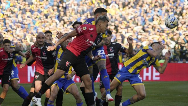 Newell's defiende con todos sus futbolistas en una pelota parada de Central.
