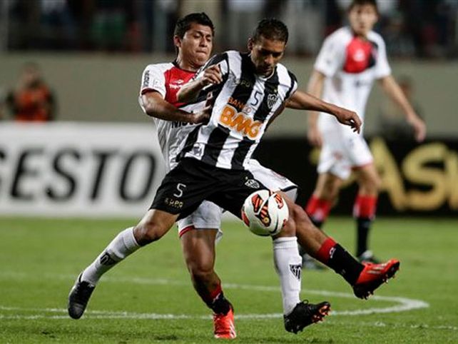 Newells perdió con Mineiro y quedó fuera de la Copa por penales