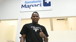Jaminton Campaz en el sanatorio Mapaci, donde se hizo la revisión médica. Ya es jugador de Central y habrá que ver qué decide Russo.
