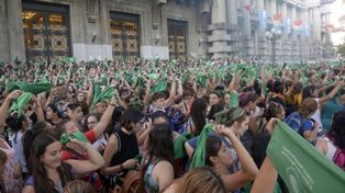 Pañuelazo por el aborto de grupos de mujeres en Rosario