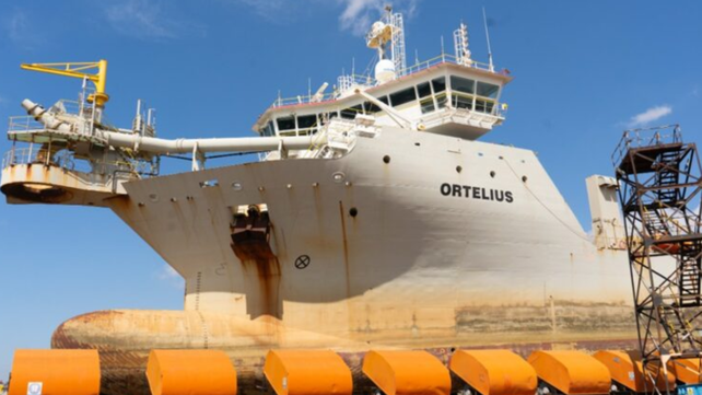 La draga de succión por arrastre Ortelius